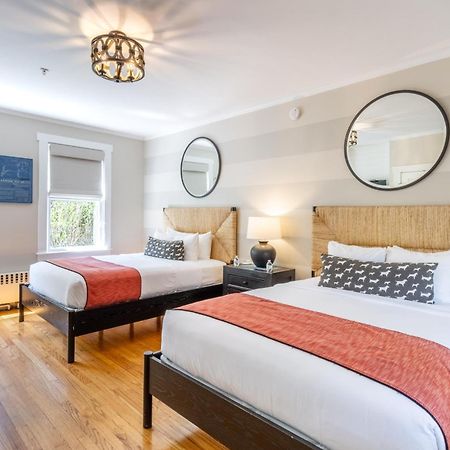 Paws On Pelham (Adults Only) Bed & Breakfast Нюпорт Екстериор снимка