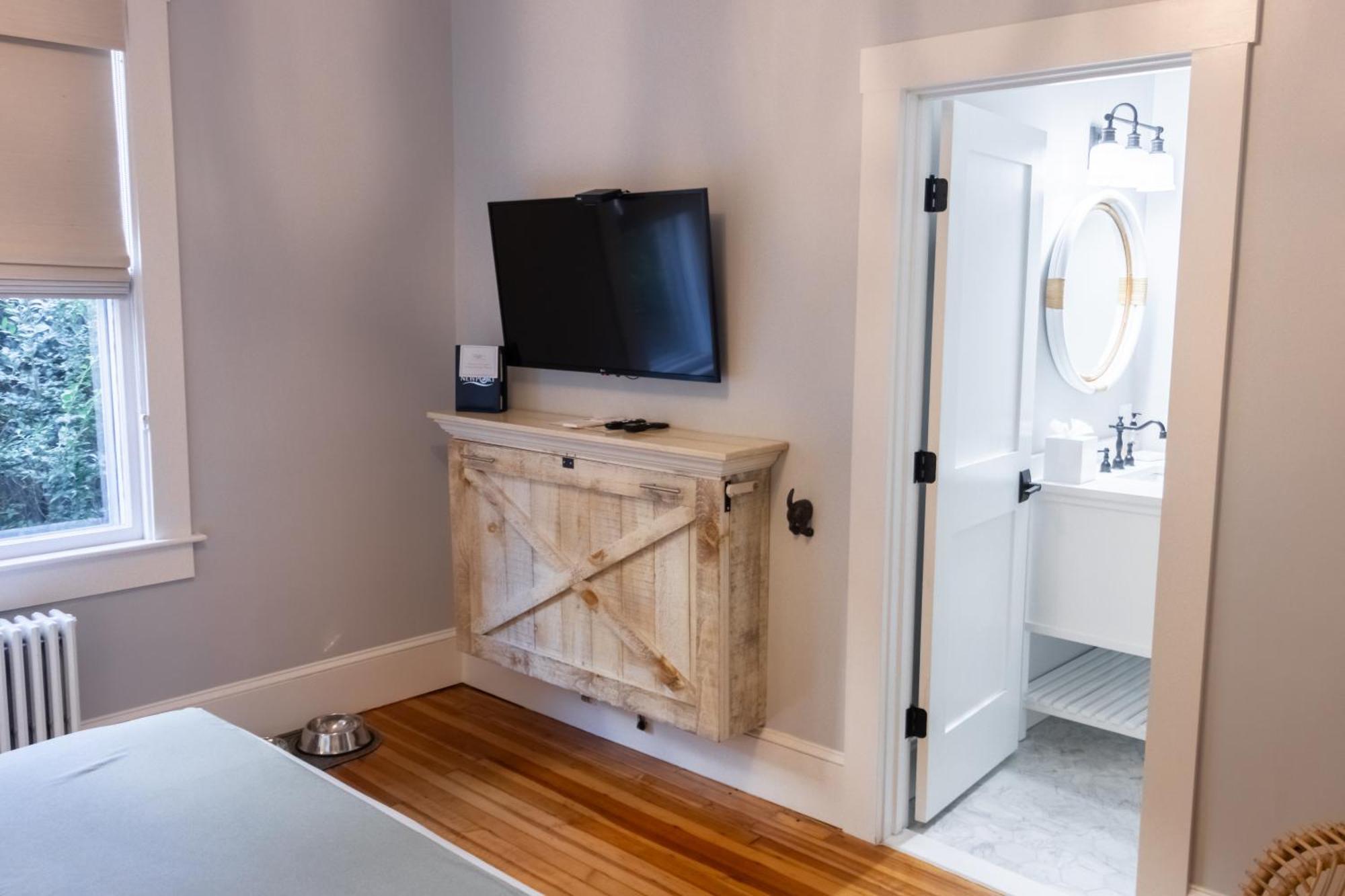Paws On Pelham (Adults Only) Bed & Breakfast Нюпорт Екстериор снимка