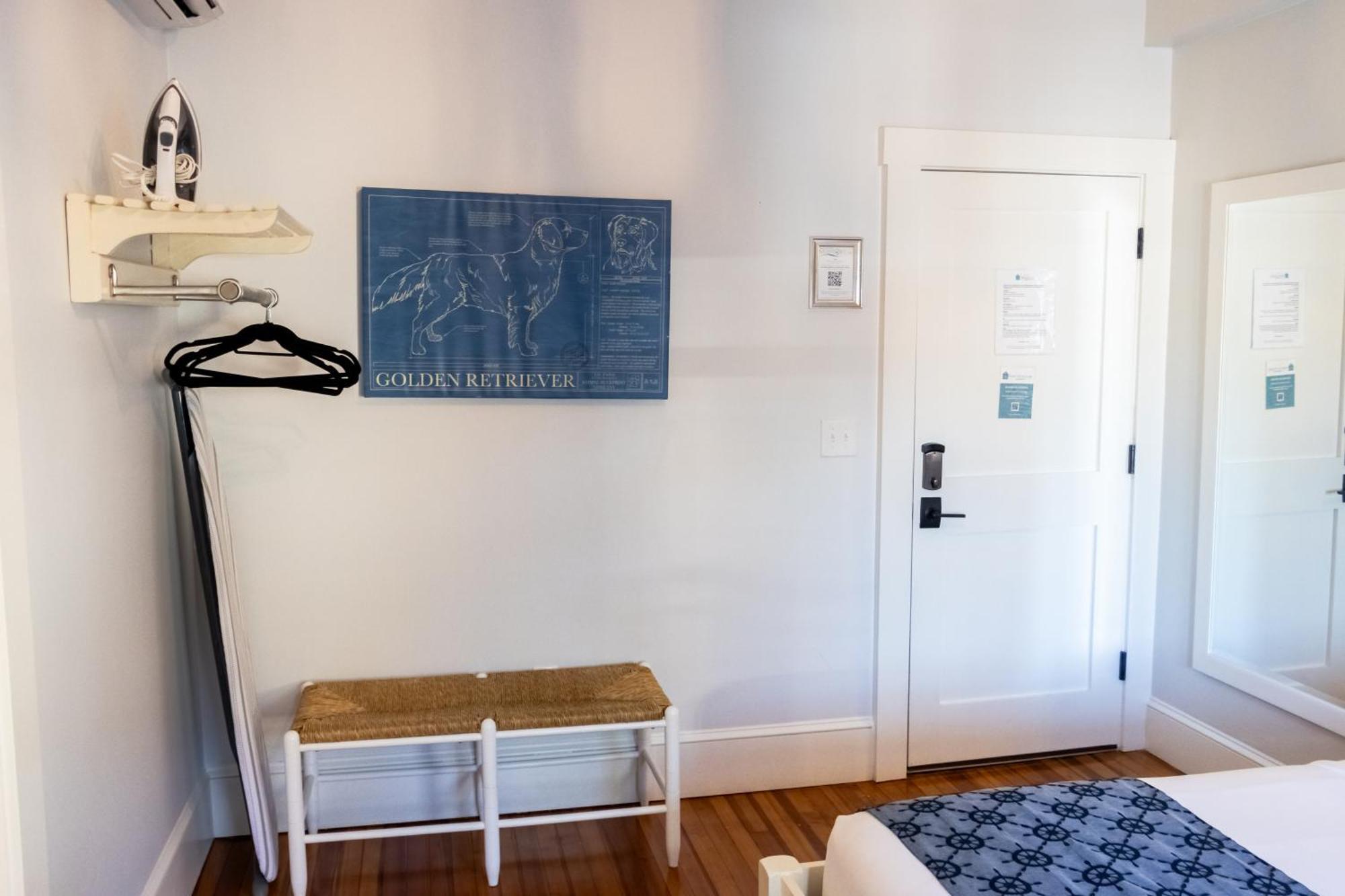 Paws On Pelham (Adults Only) Bed & Breakfast Нюпорт Екстериор снимка