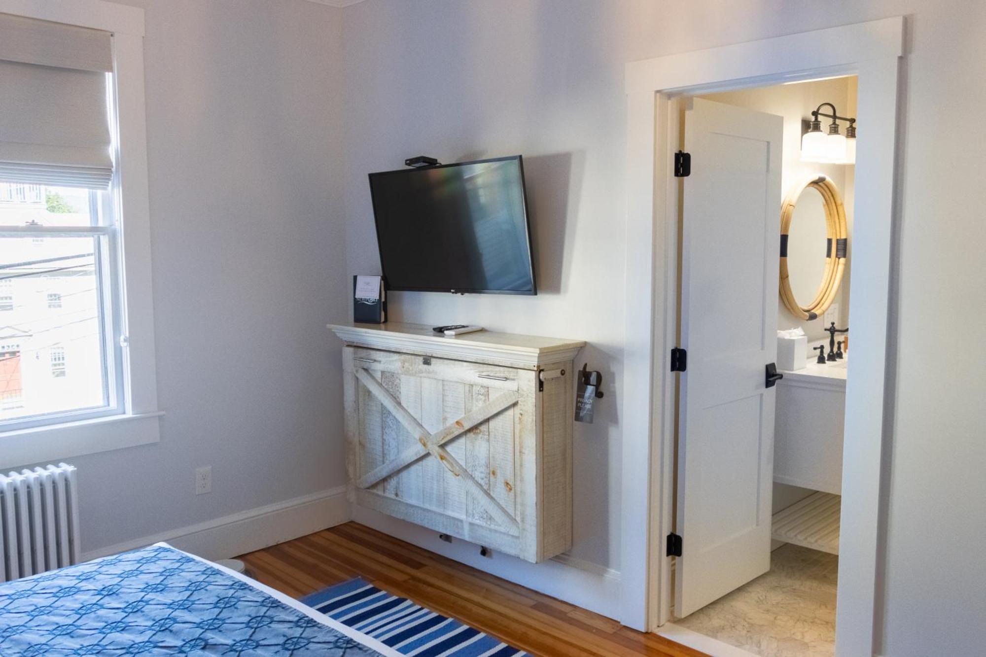 Paws On Pelham (Adults Only) Bed & Breakfast Нюпорт Екстериор снимка