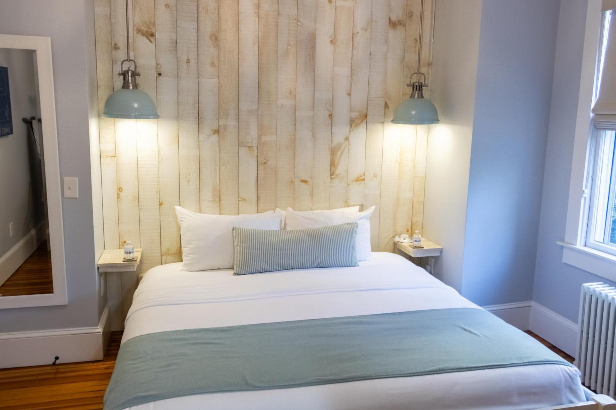 Paws On Pelham (Adults Only) Bed & Breakfast Нюпорт Екстериор снимка