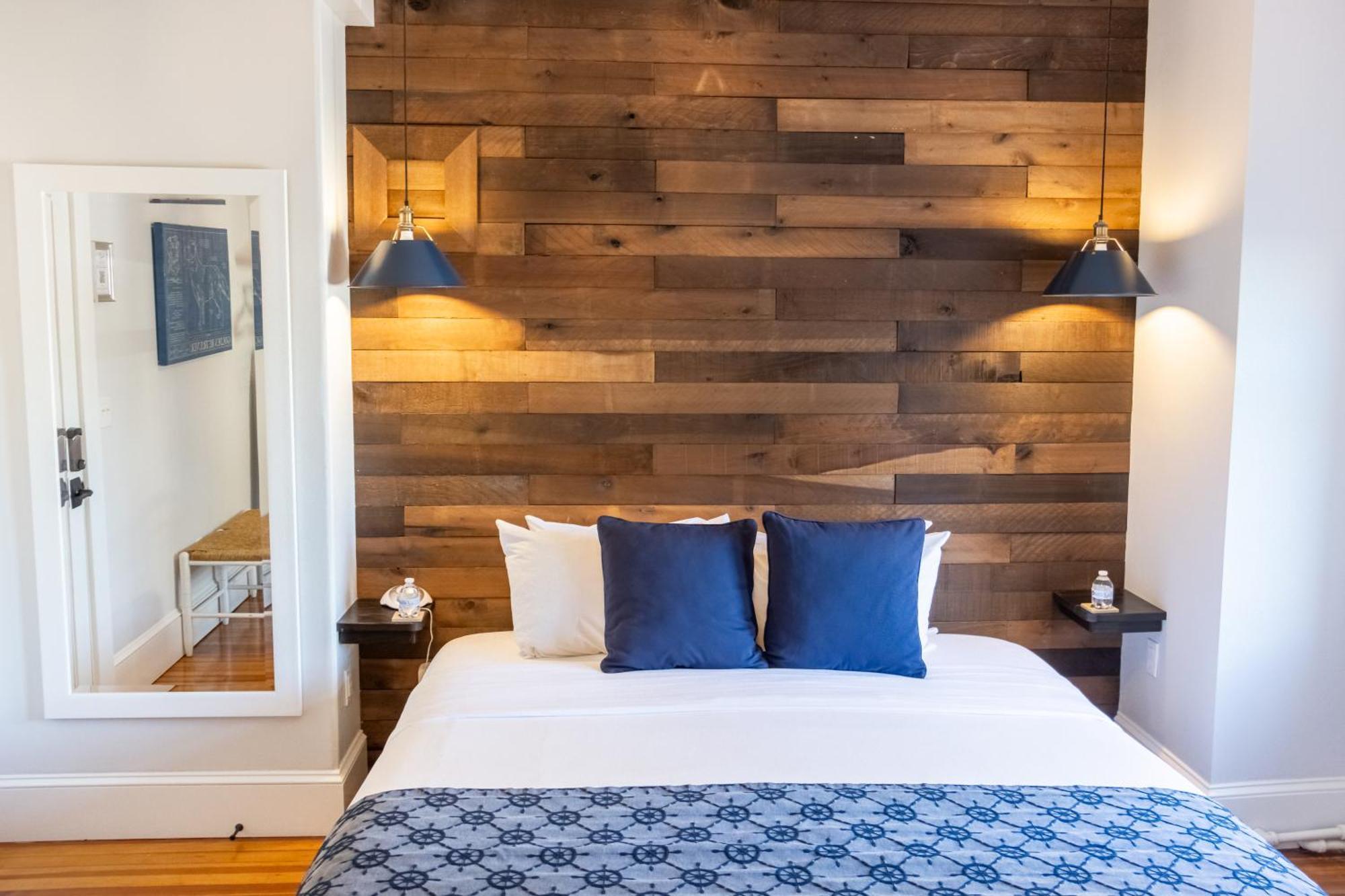 Paws On Pelham (Adults Only) Bed & Breakfast Нюпорт Екстериор снимка