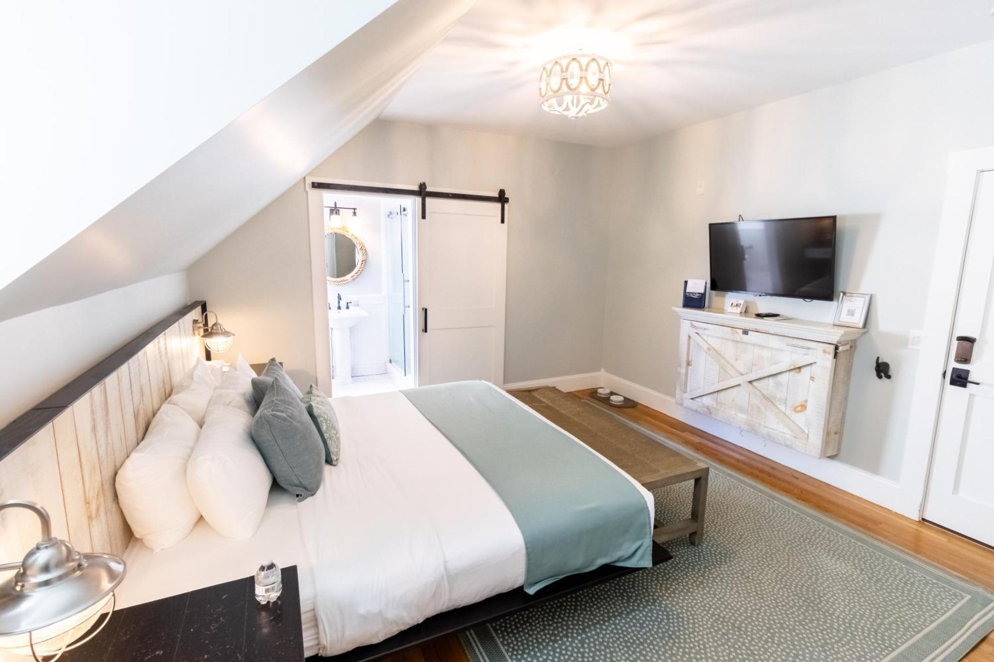 Paws On Pelham (Adults Only) Bed & Breakfast Нюпорт Екстериор снимка
