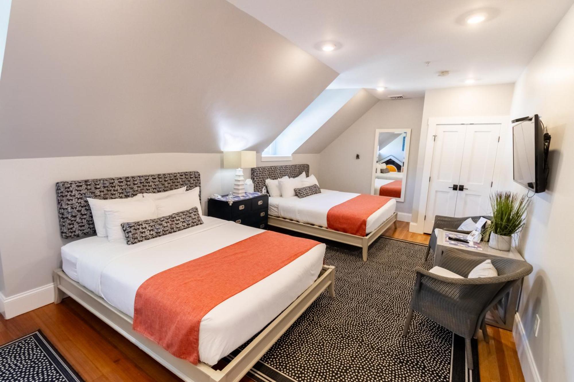 Paws On Pelham (Adults Only) Bed & Breakfast Нюпорт Екстериор снимка