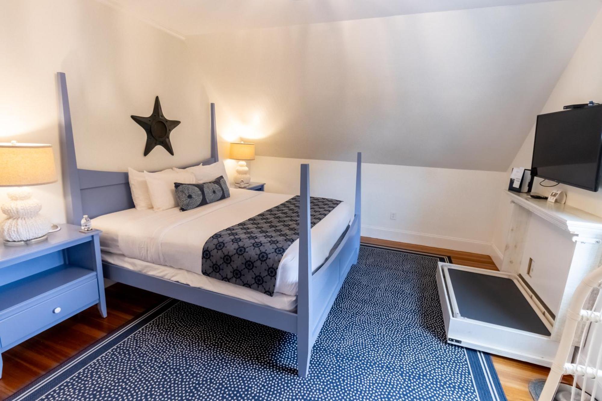 Paws On Pelham (Adults Only) Bed & Breakfast Нюпорт Екстериор снимка