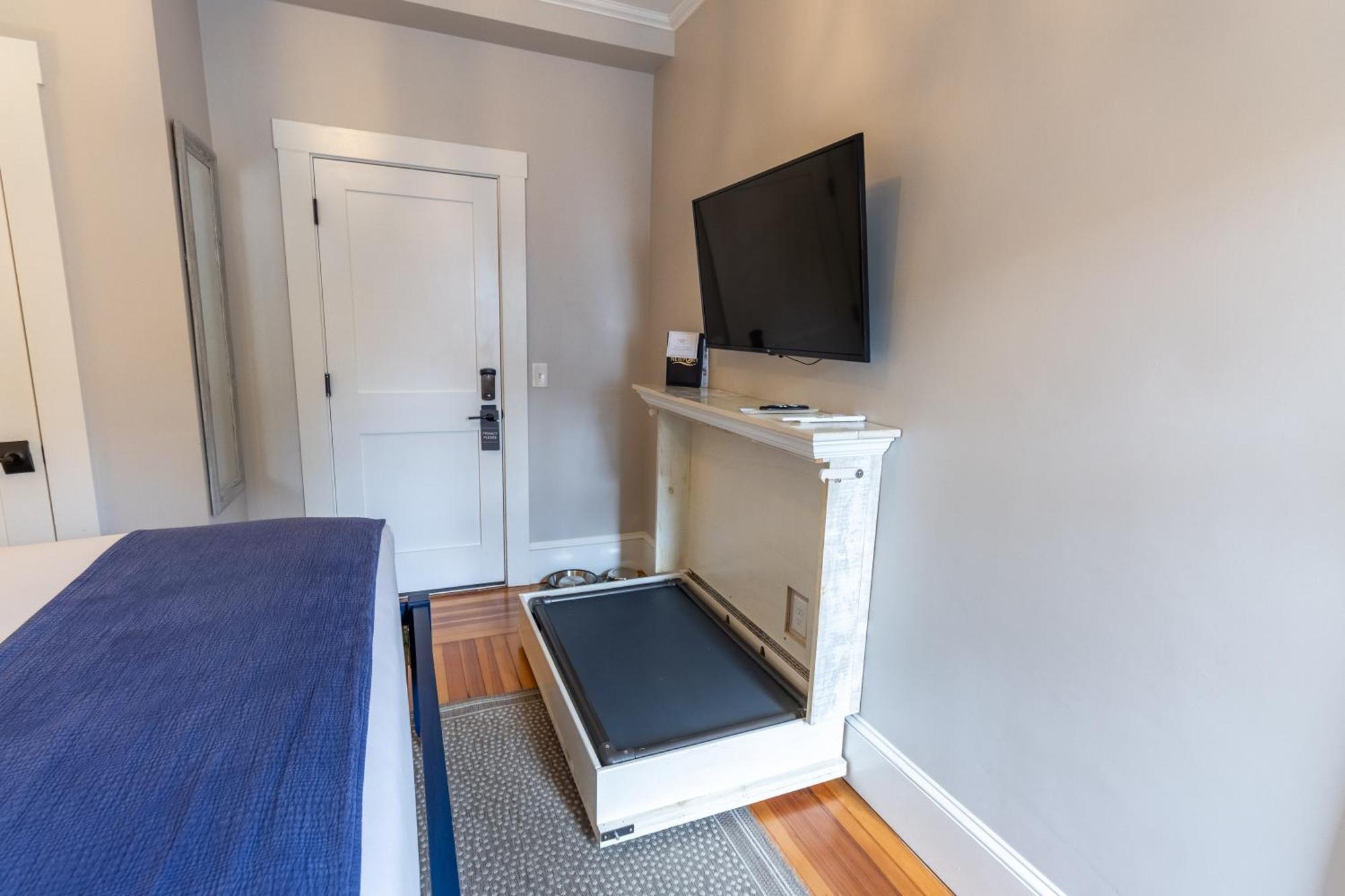 Paws On Pelham (Adults Only) Bed & Breakfast Нюпорт Екстериор снимка