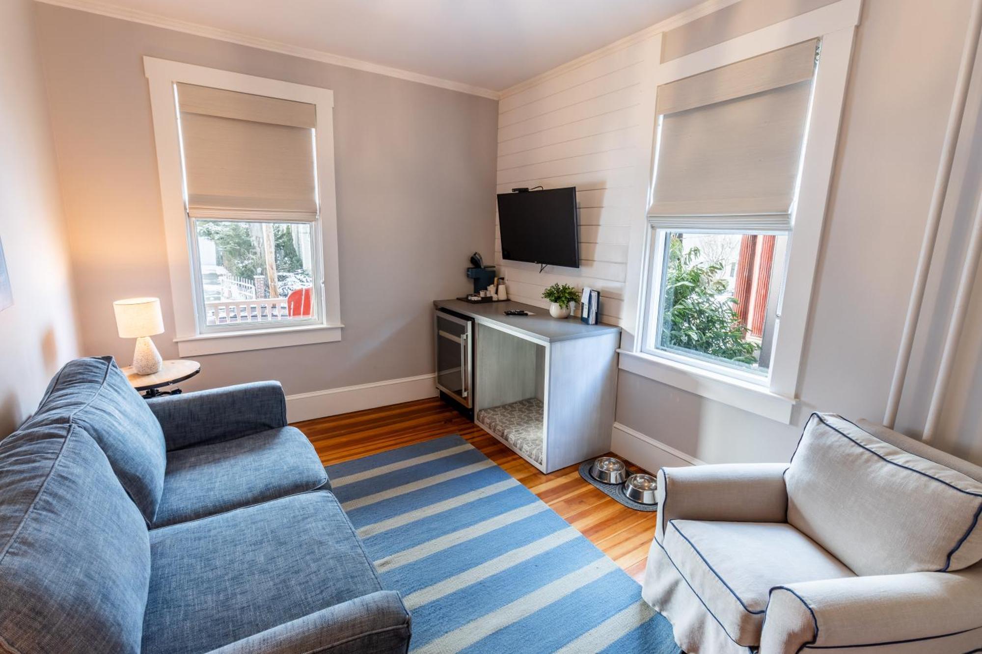 Paws On Pelham (Adults Only) Bed & Breakfast Нюпорт Екстериор снимка
