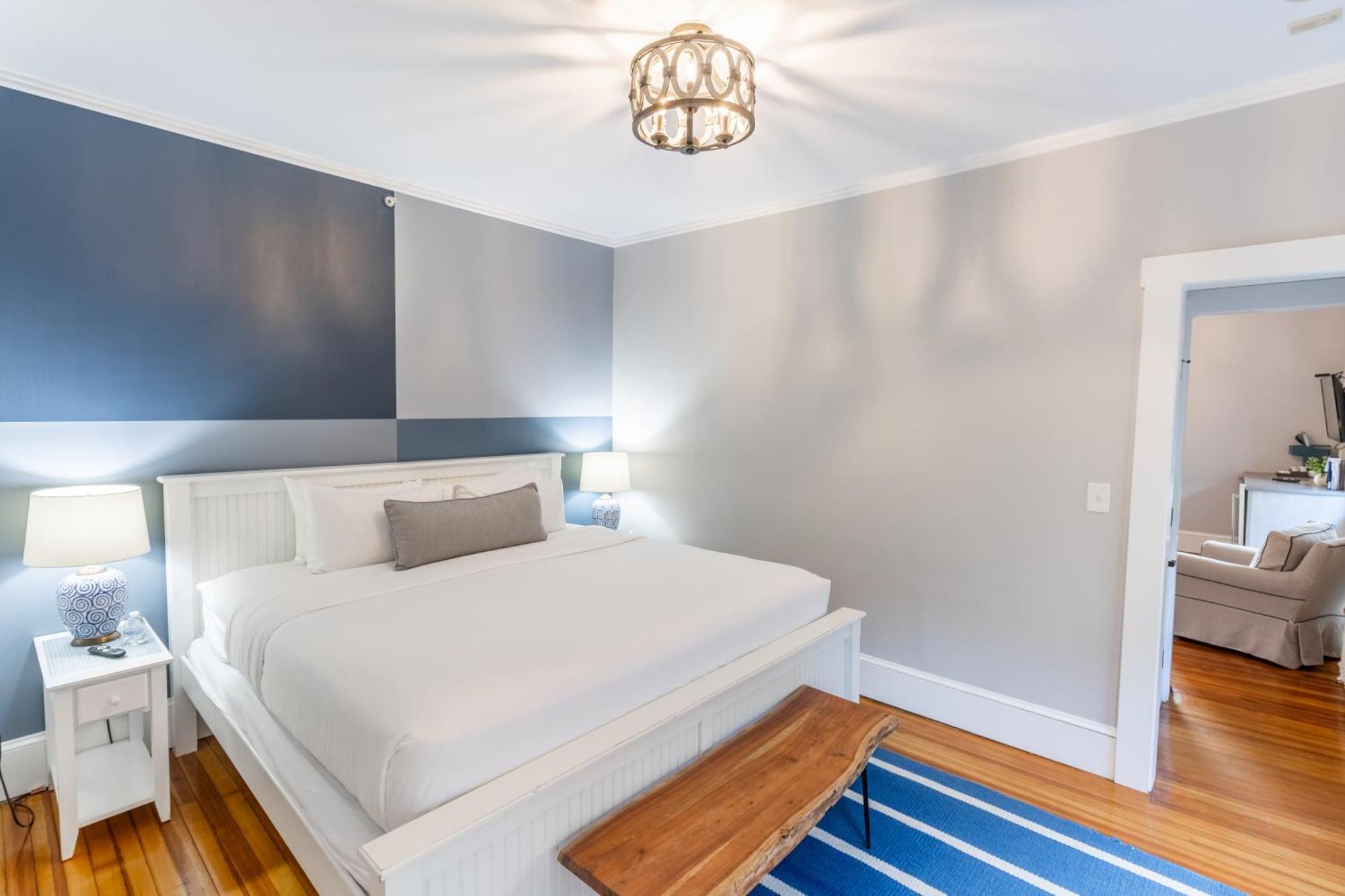 Paws On Pelham (Adults Only) Bed & Breakfast Нюпорт Екстериор снимка