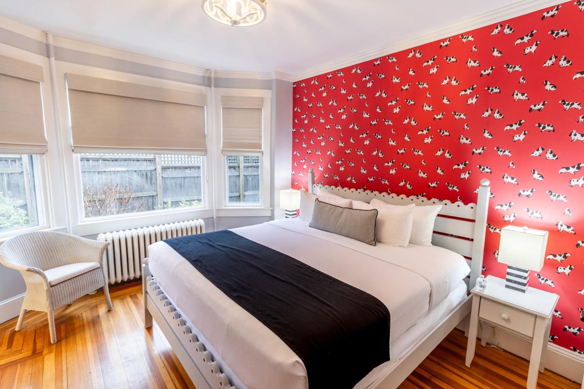 Paws On Pelham (Adults Only) Bed & Breakfast Нюпорт Екстериор снимка