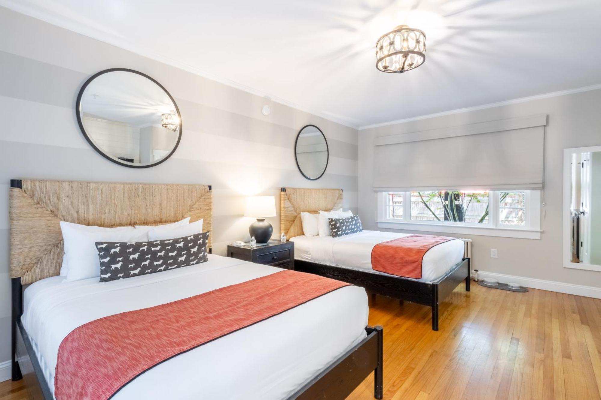 Paws On Pelham (Adults Only) Bed & Breakfast Нюпорт Екстериор снимка