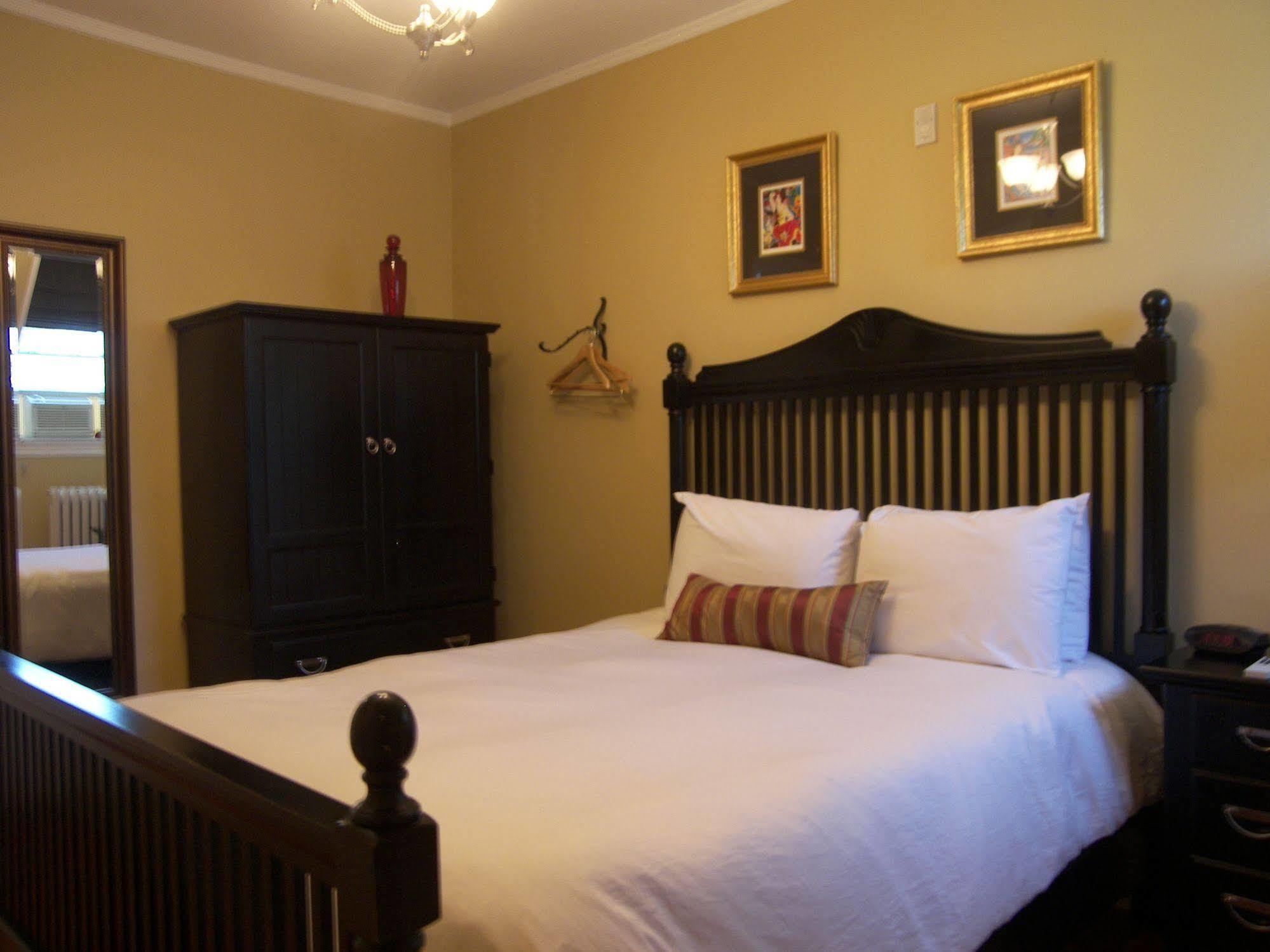 Paws On Pelham (Adults Only) Bed & Breakfast Нюпорт Екстериор снимка