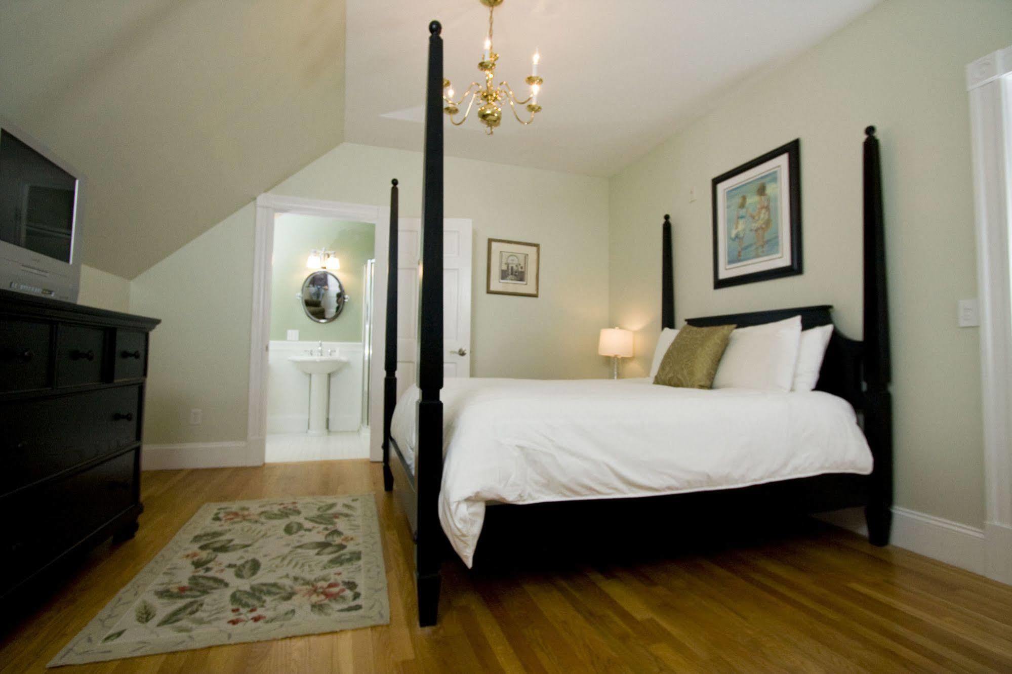 Paws On Pelham (Adults Only) Bed & Breakfast Нюпорт Екстериор снимка