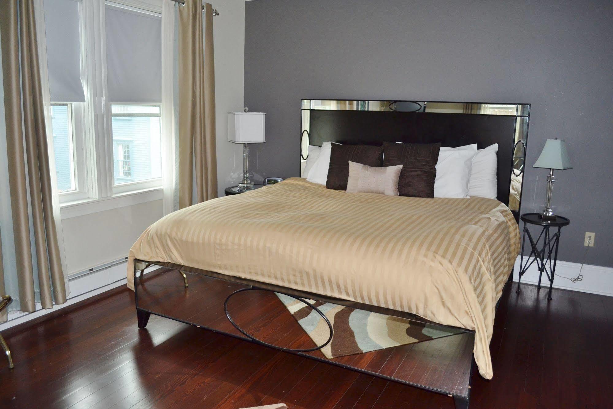 Paws On Pelham (Adults Only) Bed & Breakfast Нюпорт Екстериор снимка
