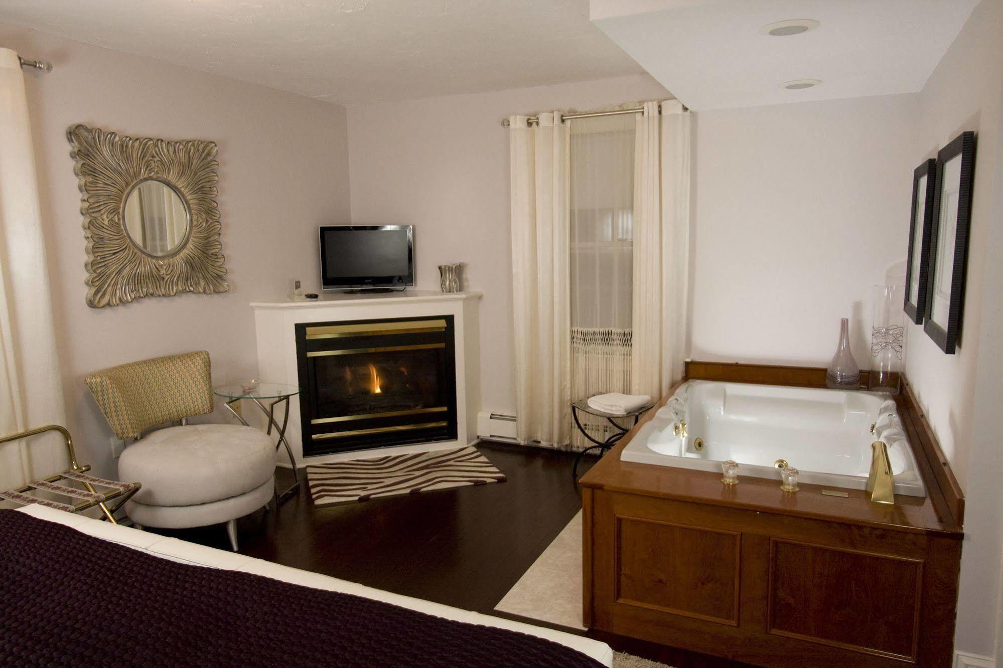 Paws On Pelham (Adults Only) Bed & Breakfast Нюпорт Екстериор снимка