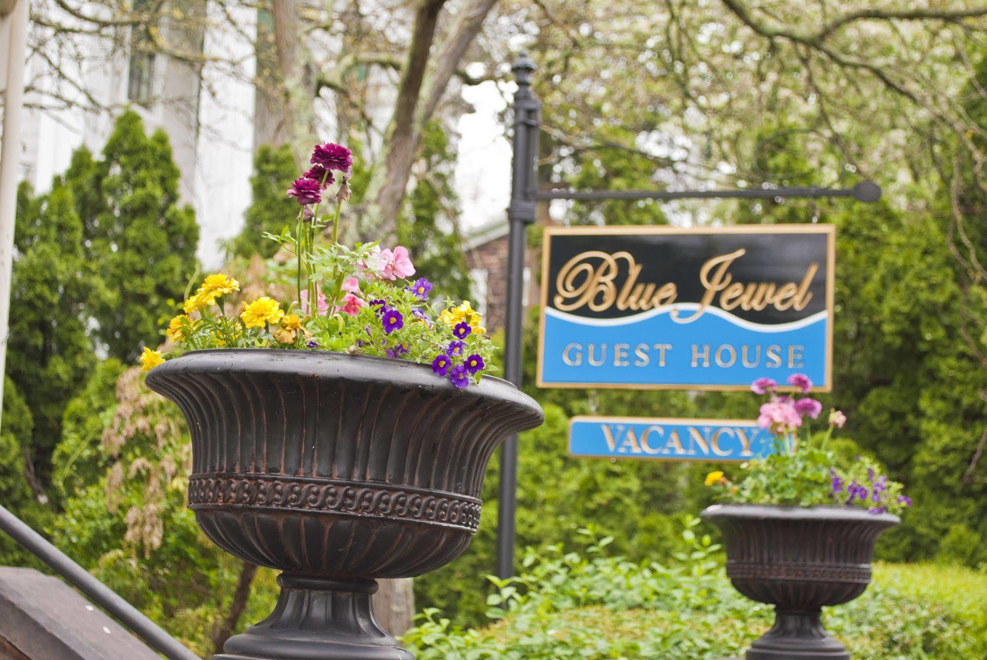 Paws On Pelham (Adults Only) Bed & Breakfast Нюпорт Екстериор снимка