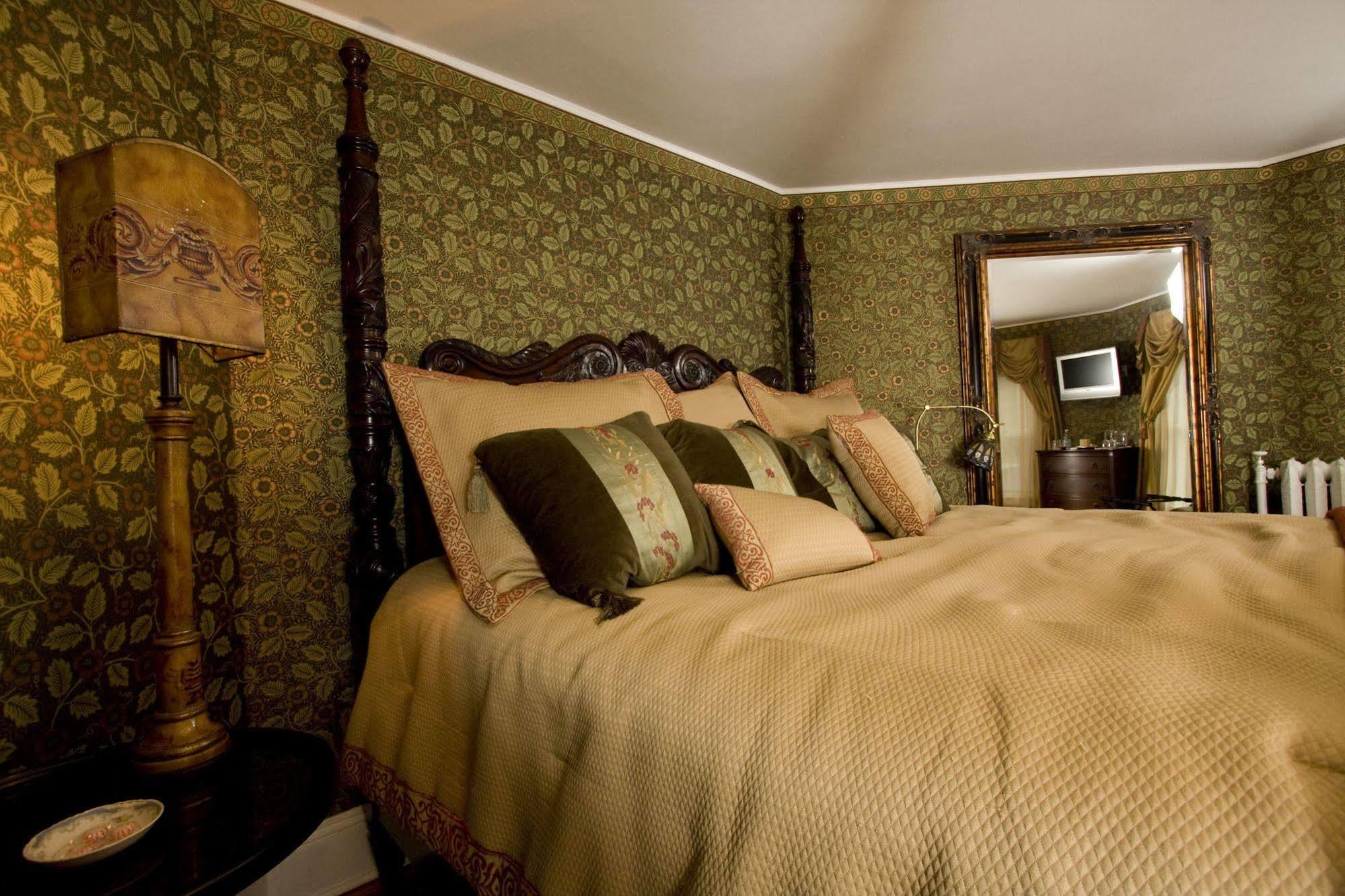Paws On Pelham (Adults Only) Bed & Breakfast Нюпорт Екстериор снимка