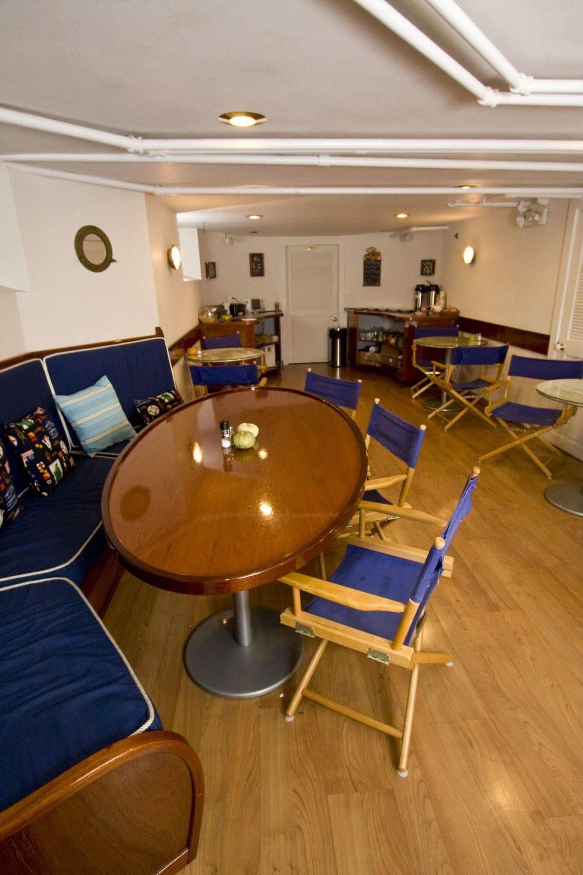 Paws On Pelham (Adults Only) Bed & Breakfast Нюпорт Екстериор снимка