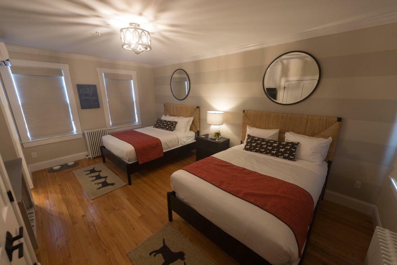 Paws On Pelham (Adults Only) Bed & Breakfast Нюпорт Екстериор снимка