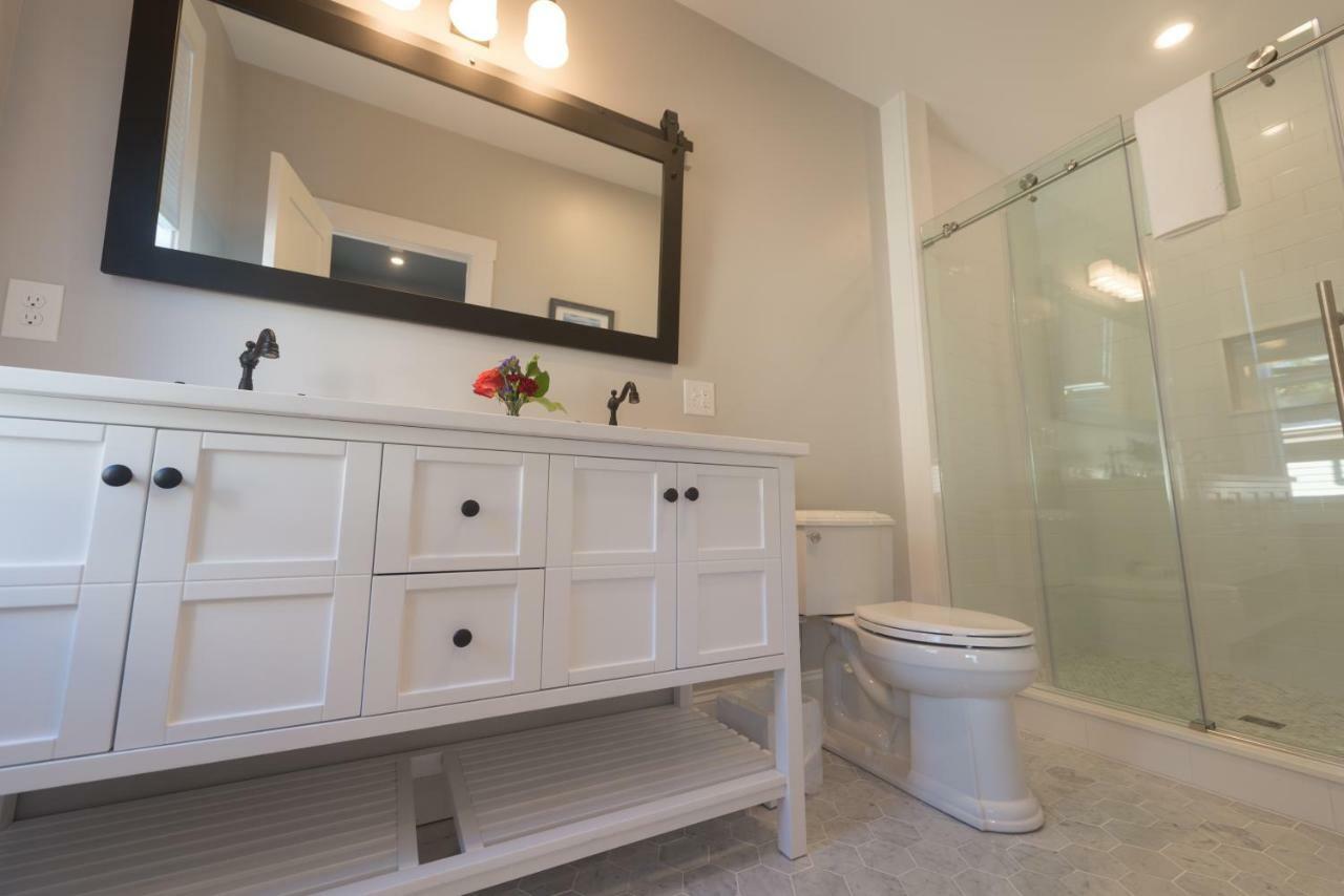 Paws On Pelham (Adults Only) Bed & Breakfast Нюпорт Екстериор снимка
