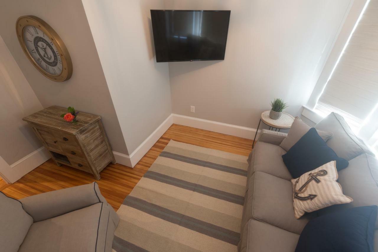 Paws On Pelham (Adults Only) Bed & Breakfast Нюпорт Екстериор снимка
